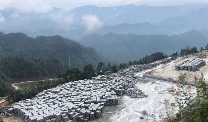 四川萬(wàn)源青石礦山開(kāi)采現(xiàn)場(chǎng)實(shí)拍圖
