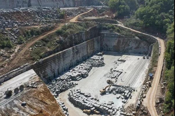 四川萬(wàn)源青石礦山開(kāi)采現(xiàn)場(chǎng)實(shí)拍圖