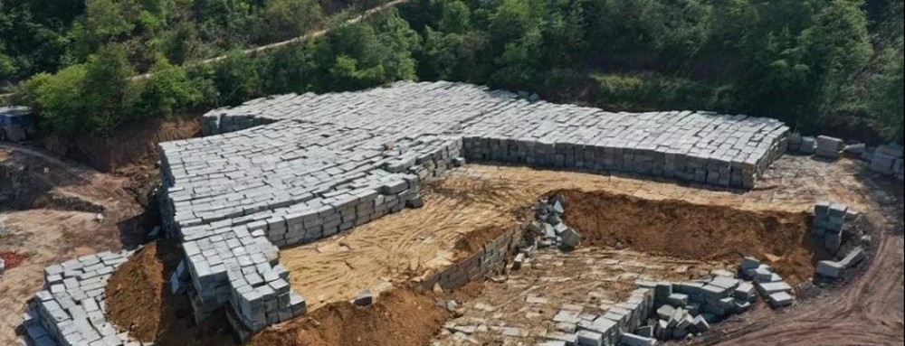 四川萬(wàn)源青石礦山開(kāi)采現(xiàn)場(chǎng)實(shí)拍圖