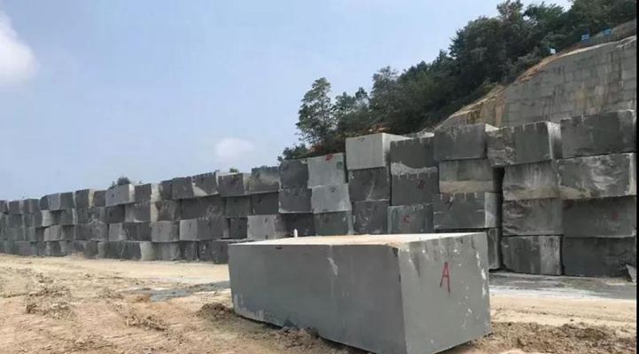 四川萬(wàn)源青石礦山開(kāi)采現(xiàn)場(chǎng)實(shí)拍圖