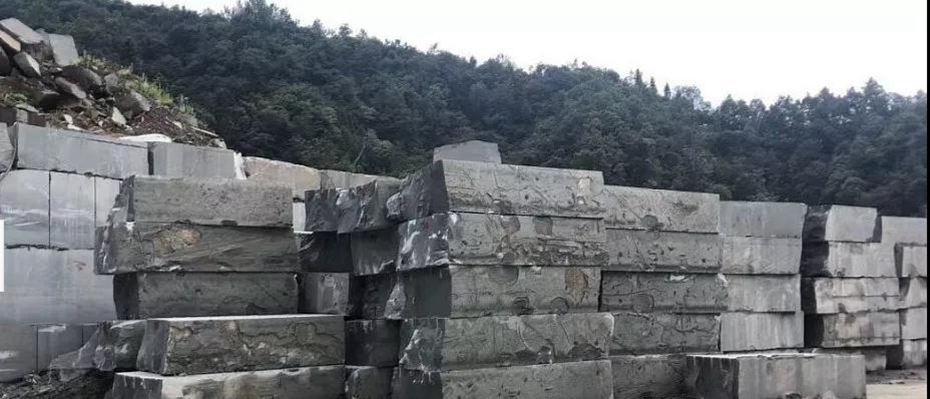 四川萬(wàn)源青石礦山開(kāi)采現(xiàn)場(chǎng)實(shí)拍圖