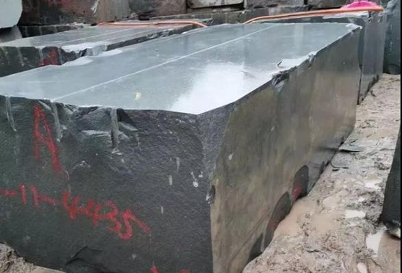 四川萬(wàn)源青石礦山開(kāi)采現(xiàn)場(chǎng)實(shí)拍圖