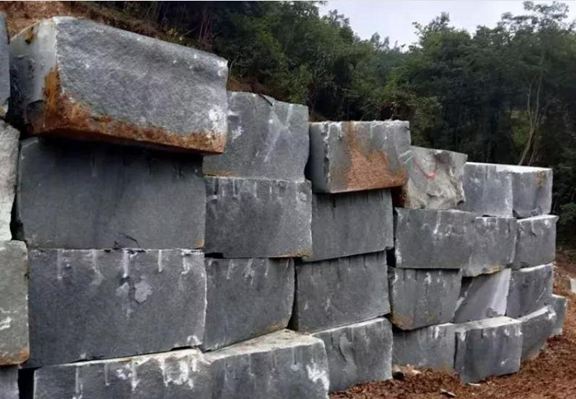 四川萬(wàn)源青石礦山開(kāi)采現(xiàn)場(chǎng)實(shí)拍圖