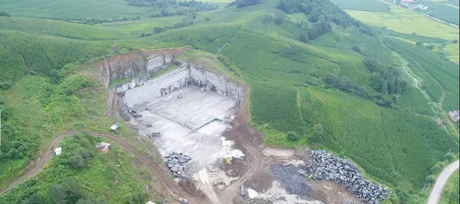 吉林省磐石市花崗巖產區吉祥黑、吉祥紅石材及礦山鑒賞！