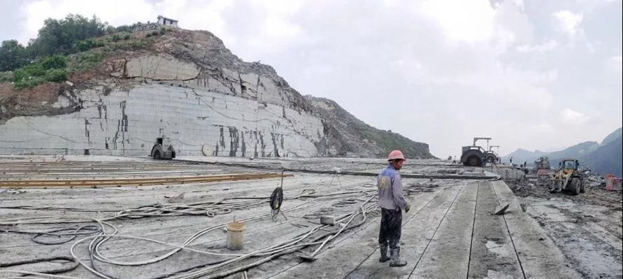 山西芝麻黑石材產(chǎn)區(qū)長(zhǎng)治市平順縣芝麻黑礦山荒料產(chǎn)品欣賞