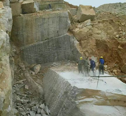 江西省宜春市石材產(chǎn)區(qū)袁州區(qū)珍珠白石材礦山及應(yīng)用欣賞！