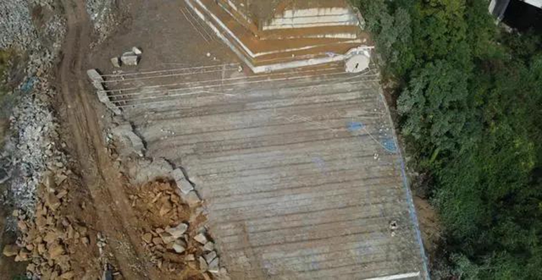 四川達州通川區青石礦山非法開采污水直排嚴重污染環境