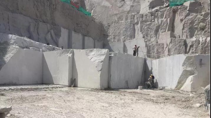 “中國塞北石材之鄉(xiāng)”內(nèi)蒙古鑲黃旗石材礦山和金鉆瑪(塞北金麻)白金瑪(蒙古白麻)產(chǎn)品欣賞!