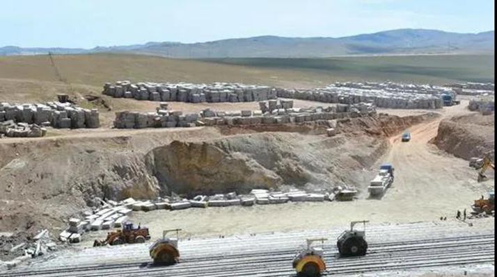 “中國塞北石材之鄉(xiāng)”內(nèi)蒙古鑲黃旗石材礦山和金鉆瑪(塞北金麻)白金瑪(蒙古白麻)產(chǎn)品欣賞!