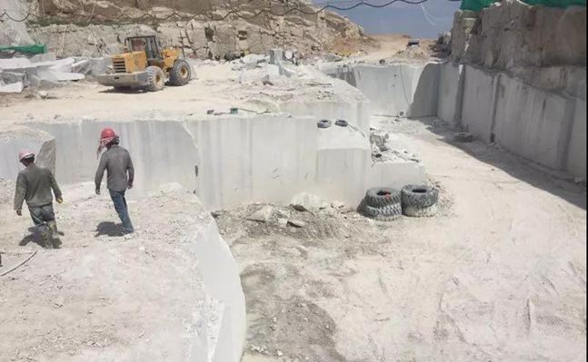 “中國塞北石材之鄉(xiāng)”內(nèi)蒙古鑲黃旗石材礦山和金鉆瑪(塞北金麻)白金瑪(蒙古白麻)產(chǎn)品欣賞!