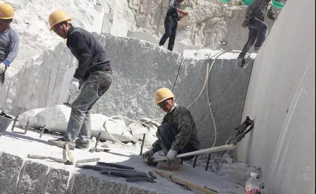 “中國塞北石材之鄉(xiāng)”內(nèi)蒙古鑲黃旗石材礦山和金鉆瑪(塞北金麻)白金瑪(蒙古白麻)產(chǎn)品欣賞!