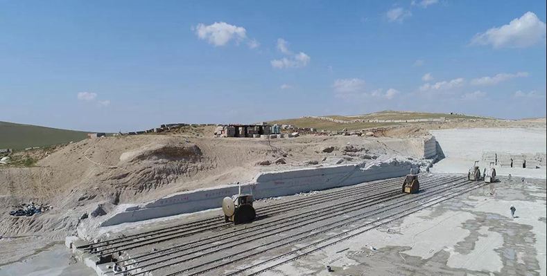 “中國塞北石材之鄉(xiāng)”內(nèi)蒙古鑲黃旗石材礦山和金鉆瑪(塞北金麻)白金瑪(蒙古白麻)產(chǎn)品欣賞!