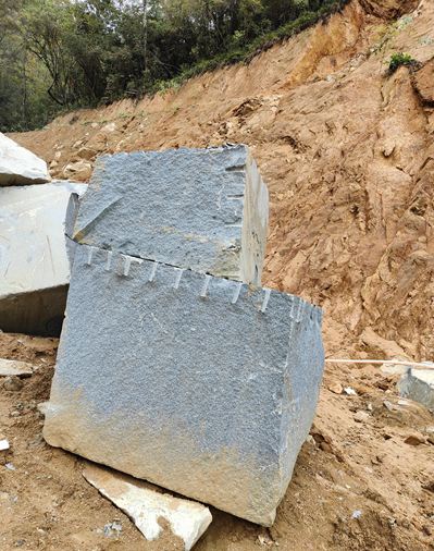 四川芝麻黑花崗巖產區石棉縣礦山及石材欣賞！