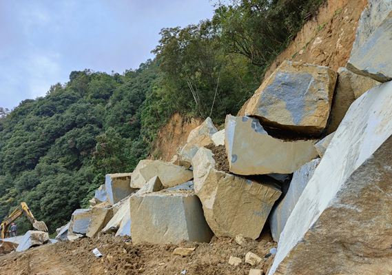 四川芝麻黑花崗巖產區石棉縣礦山及石材欣賞！