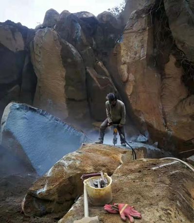 四川芝麻黑花崗巖產區石棉縣礦山及石材欣賞！