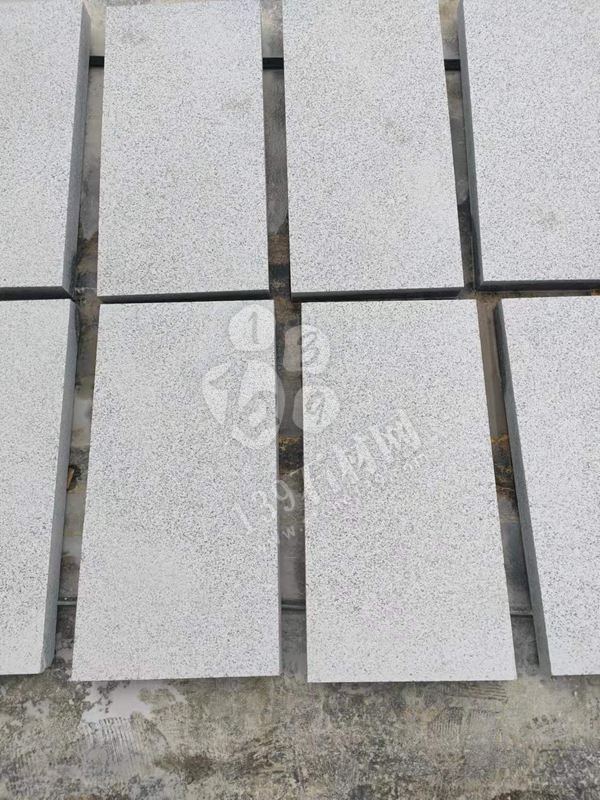 麻城乾宇石材經(jīng)營湖北芝麻白大板、浪淘沙花崗巖大板