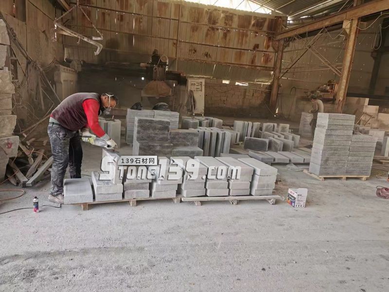 【洪興石材】主營河南泌陽芝麻白、芝麻灰、泌陽紅、芝麻黑、黃銹石、白麻、路沿石、花崗巖異形石等產品