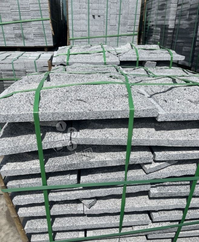 洪剛石業主要經營安徽芝麻黑（金寨黑花崗巖）路沿石、斧剁面、盲道石、蘑菇石等產品