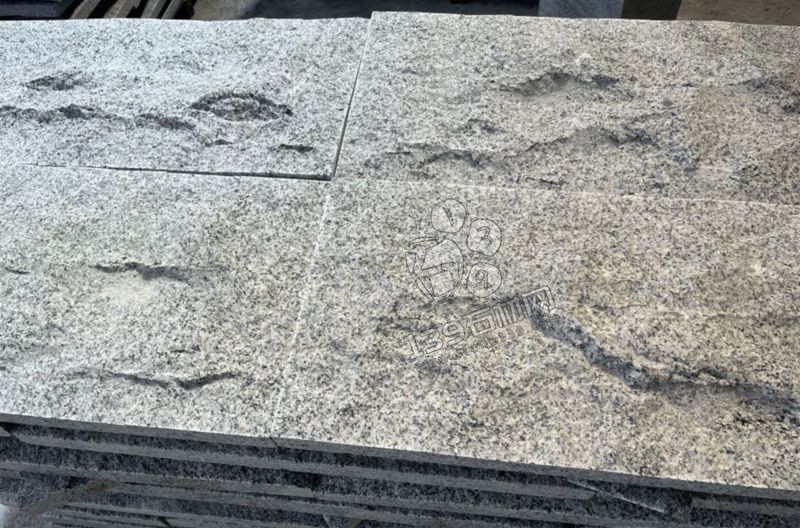 洪剛石業主要經營安徽芝麻黑（金寨黑花崗巖）路沿石、斧剁面、盲道石、蘑菇石等產品