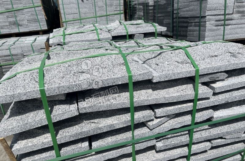 洪剛石業主要經營安徽芝麻黑（金寨黑花崗巖）路沿石、斧剁面、盲道石、蘑菇石等產品