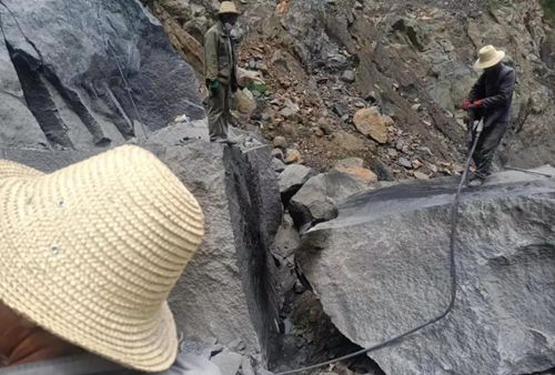 墓碑好石材：四川冕寧縣鳳凰黑石材欣賞