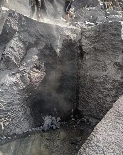 墓碑好石材：四川冕寧縣鳳凰黑石材欣賞