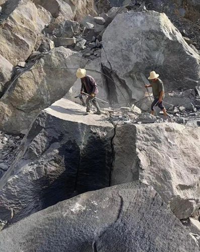 墓碑好石材：四川冕寧縣鳳凰黑石材欣賞