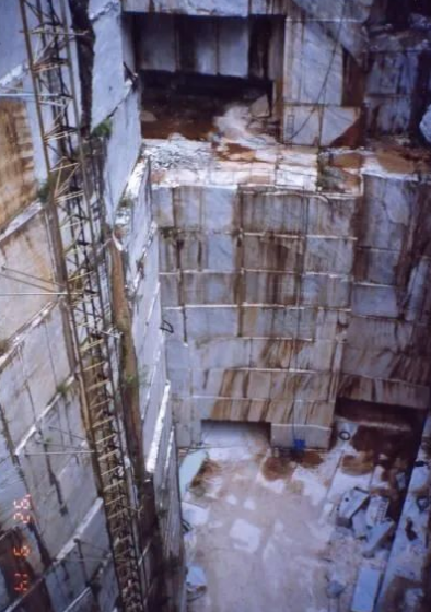 石材礦山開采工藝與設備解析