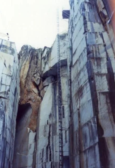 石材礦山開采工藝與設備解析