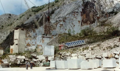 石材礦山開采工藝與設備解析