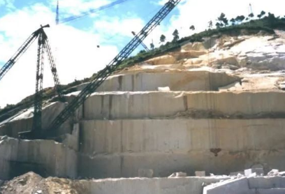 石材礦山開采工藝與設備解析