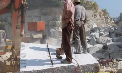 石材礦山開采工藝與設備解析