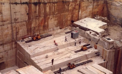 石材礦山開采工藝與設備解析