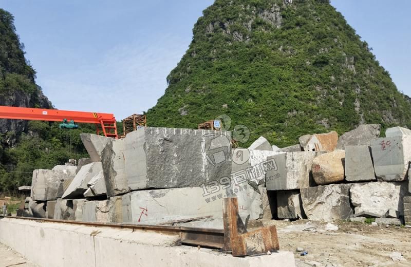 廣西芝麻黑礦山開采、金宏石業鐘山青（廠礦一體）