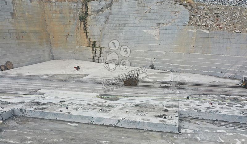 廣西芝麻黑礦山開采、金宏石業鐘山青（廠礦一體）