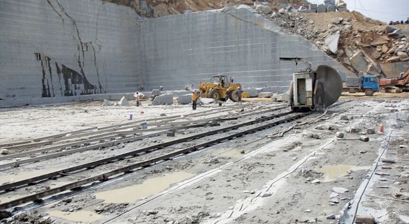 廣西芝麻黑礦山開采、金宏石業鐘山青（廠礦一體）