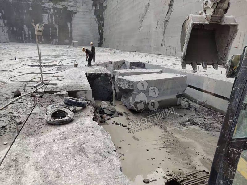 廣西桂發(fā)石材廠主營(yíng)鐘山青（廣西芝麻黑G654）花崗巖